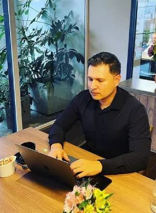 Dr. Walther Parrado — Trabajando